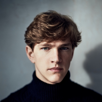Jan Lisiecki performs Grieg’s Piano Concerto, paired with Mussorgsky’s Pictures at an Exhibition in Ravel’s orchestration with a special visual presentation.