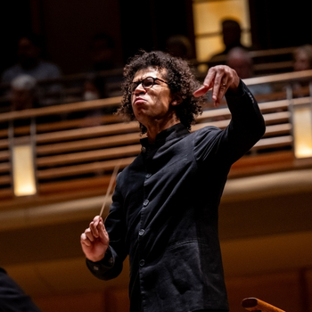 Jonathon Heyward introduces Shostakovich’s Symphony No. 7 with guided insights, followed by a full performance revealing its powerful message of resistance.