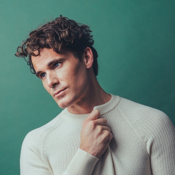 Steve Hackman returns with a symphonic celebration of Taylor Swift, transforming her songs into vivid orchestral color—from joy to heartbreak and beyond.